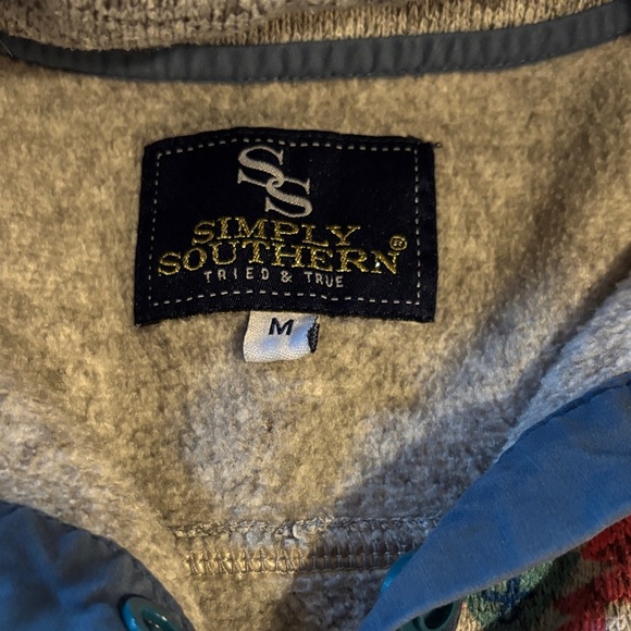 Simply Southern size Medium blue crab and pineapple Patterned Pullover - Picture 4 of 5